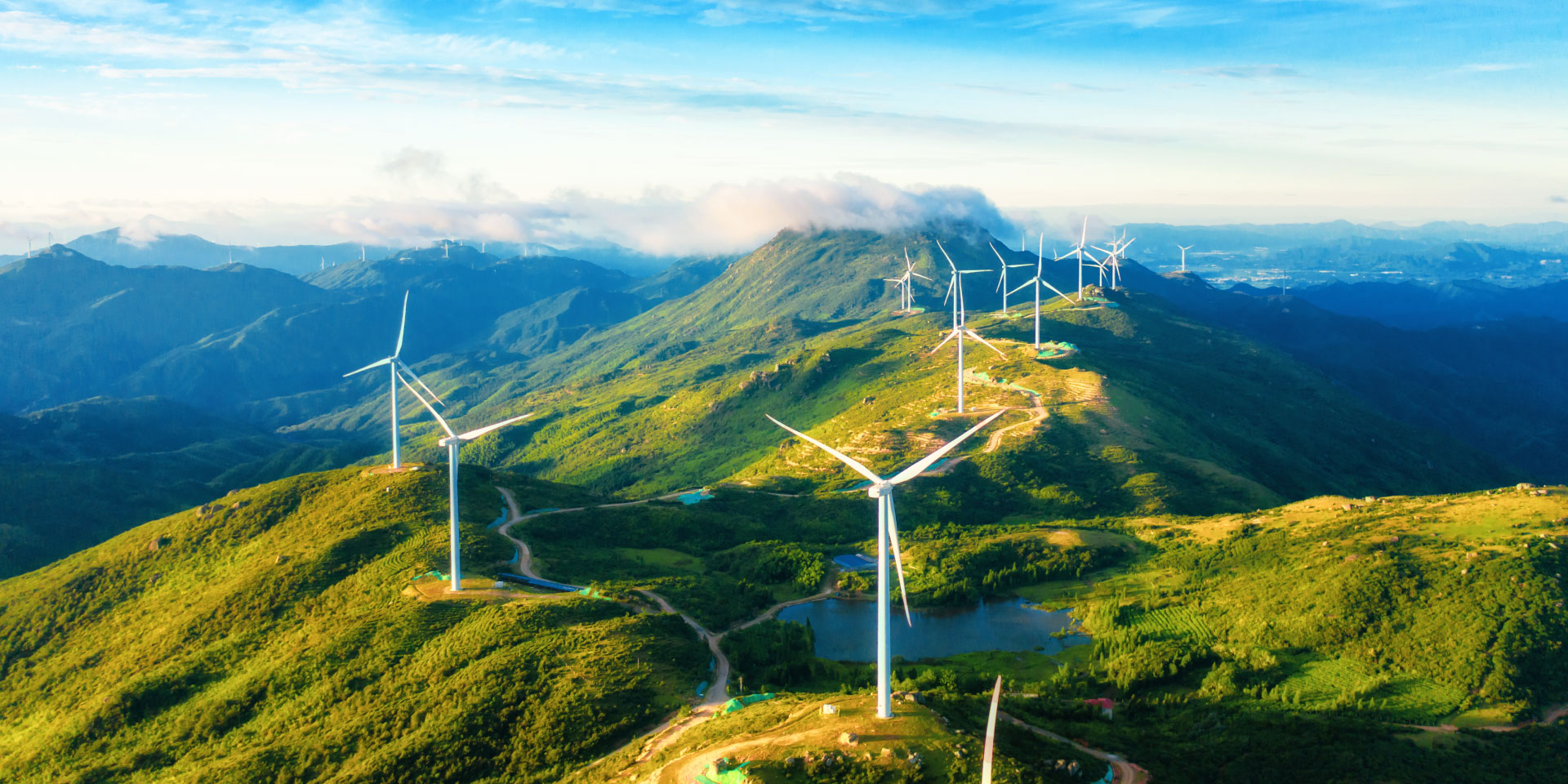 山中の風力発電の画像